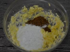 加入糖粉和红糖粉，打至微微蓬发