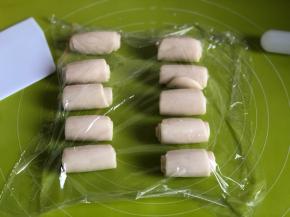 全部卷好，盖上保鲜膜，再松弛15分钟