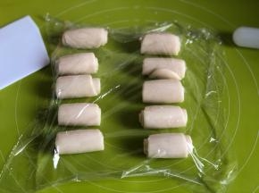 全部卷好，盖上保鲜膜，再松弛15分钟