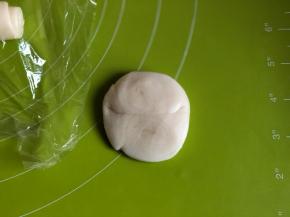 然后压扁，擀成圆皮