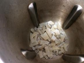 将肉皮放入豆浆机中
