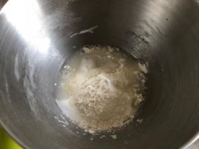 水油皮的制作：盆内放入中筋面粉，倒入细砂糖，再加入猪油和清水