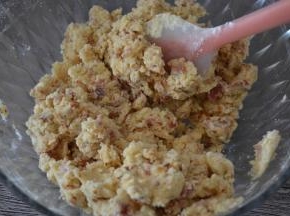 切拌至无干粉状的絮状