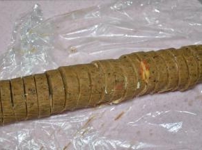 1小时后取出
上火170，下火160预热烤箱
切成6-7mm厚一块