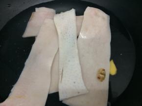 然后将处理干净的肉皮放入锅中焯水，焯十二分钟
