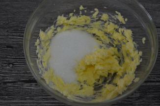 加入砂糖，打至颜色发白，体积变蓬松
