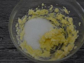 加入砂糖，打至颜色发白，体积变蓬松
