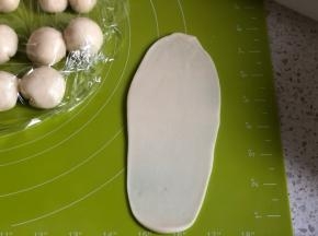 擀成长牛舌状