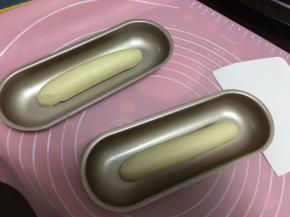 然后放入模具中