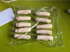 全部卷好，盖上保鲜膜松弛10分钟