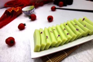 可以自己调料汁：少许生抽、辣椒油、香菜、蒜泥和小葱放在一起调匀，浇在皮冻上即可食用，美味又营养，过年是必不可少的一道下酒菜
