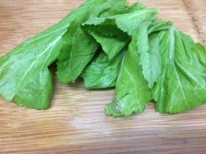 将菜叶洗干净，切成小块
