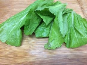 将菜叶洗干净，切成小块

