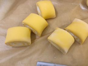 用刀切成等大的生坯