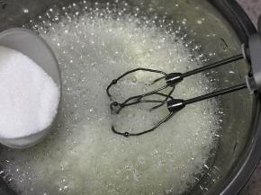 打发蛋清，先往蛋白中加入两克柠檬汁，促进打发的作用，第一次加糖，是在打发一分钟左右起大泡泡，可以加入三分之一的糖