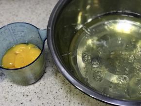 首先分离蛋黄和蛋清，蛋清的盆子要保证无水无油