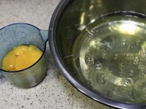 首先分离蛋黄和蛋清，蛋清的盆子要保证无水无油