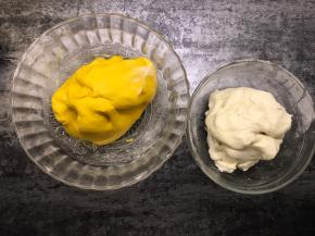 将两个面团放入碗中，盖上保鲜膜