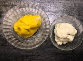 将两个面团放入碗中，盖上保鲜膜
