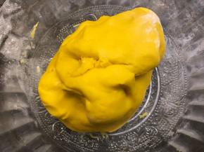 南瓜泥放至温热，和面粉、酵母混合成面团