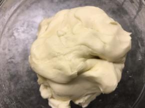 冬天将牛奶温热，放入酵母化开，和其他食材混合成白色面团