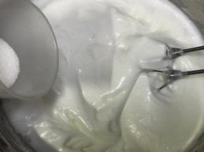 第三次加糖，是打发至明显有纹路，而且体积增长很多的时候，加入剩下三分之一