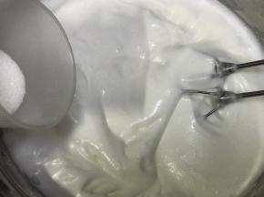 第三次加糖，是打发至明显有纹路，而且体积增长很多的时候，加入剩下三分之一