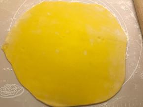 两块面团分别擀成长条状