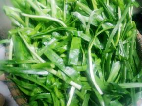 韭菜洗净控干水分