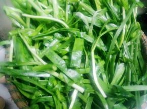 韭菜洗净控干水分