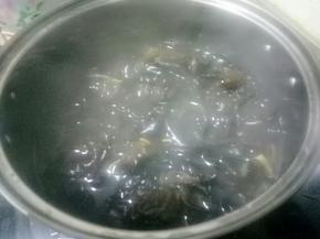 黑木耳用面粉抓洗干净后煮开