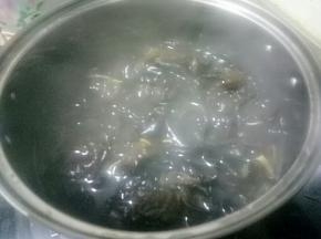黑木耳用面粉抓洗干净后煮开