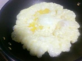 放入打好的鸡蛋液