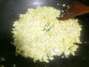 炒好后用铲子铲碎后盛出