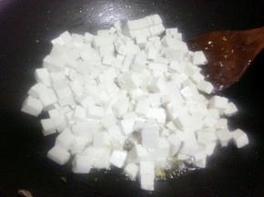 放入豆腐，煎炒至焦黄