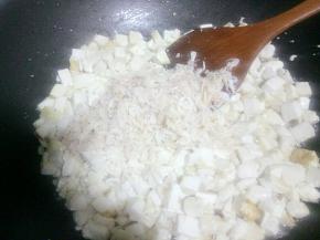 放入虾皮翻炒均匀后关火