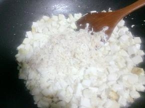 放入虾皮翻炒均匀后关火