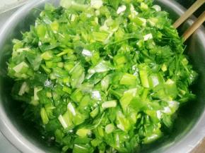 晾凉后放入韭菜末