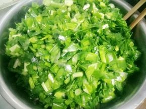 晾凉后放入韭菜末