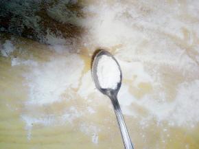 这时候来揉面，先在案板上撒一些面粉，放小半勺碱面