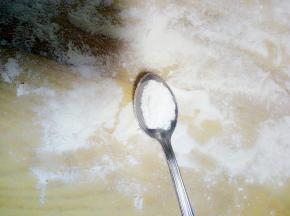 这时候来揉面，先在案板上撒一些面粉，放小半勺碱面