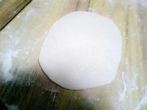 按扁，顺四周擀成中间厚四周薄的圆片