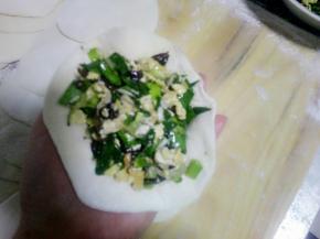 手指弯曲，皮放手掌中，放入馅料