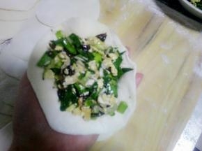 手指弯曲，皮放手掌中，放入馅料