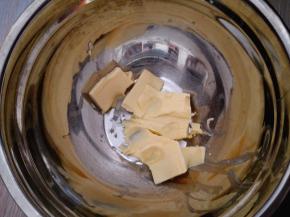 1.	黄油室温软化，软化至手指可以轻易按压出指印，