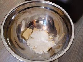 2.	加入糖粉，打发，