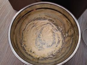 3.	打发至发白，均匀，