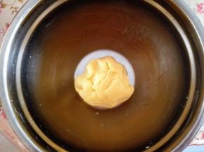 7.	戴上一次性手套，把面粉抓揉均匀成团，