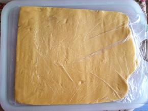 8.	把面团放在保鲜袋里，擀成厚度均匀的面片，