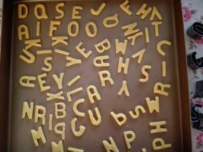 11.	再把按压出的字母转移到不粘烤盘上，